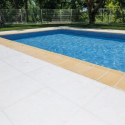 Borde de piscina esquina invertida Moraira 50x50